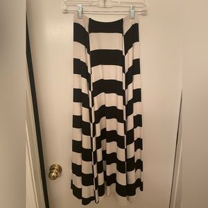 Black and white flowy skirt